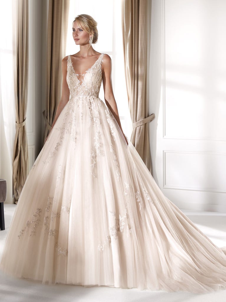 Charming mermaid dress in tulle and chantilly lace. The soft, tulle voile sleeves float like wings!