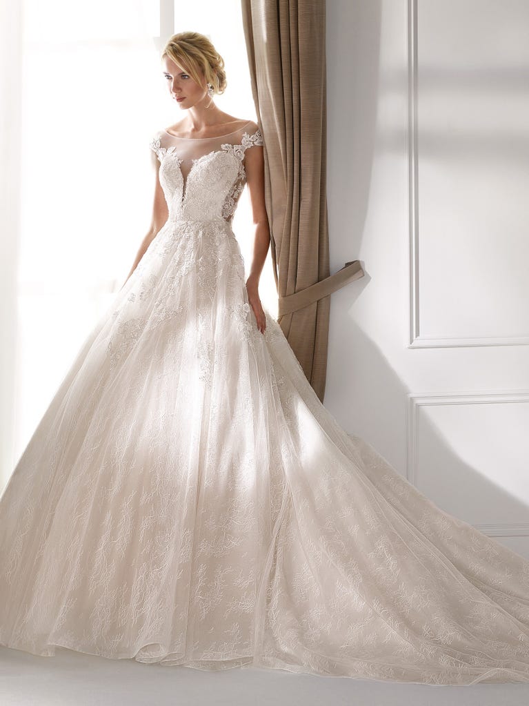 Charming mermaid dress in tulle and chantilly lace. The soft, tulle voile sleeves float like wings!