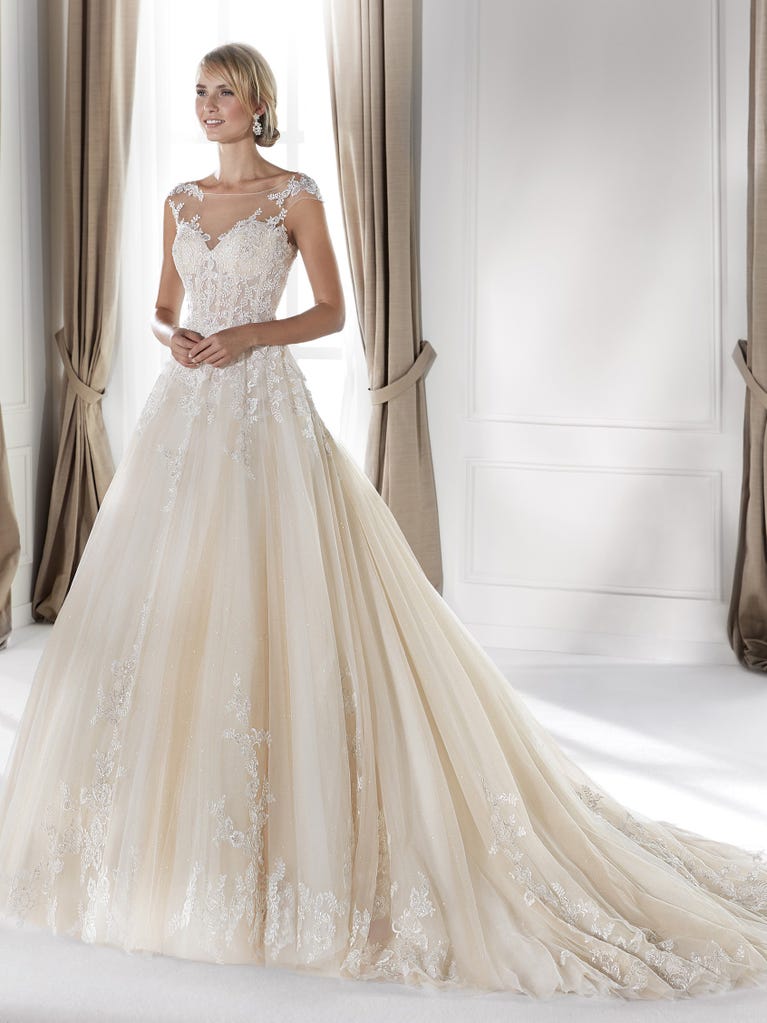 Charming mermaid dress in tulle and chantilly lace. The soft, tulle voile sleeves float like wings!