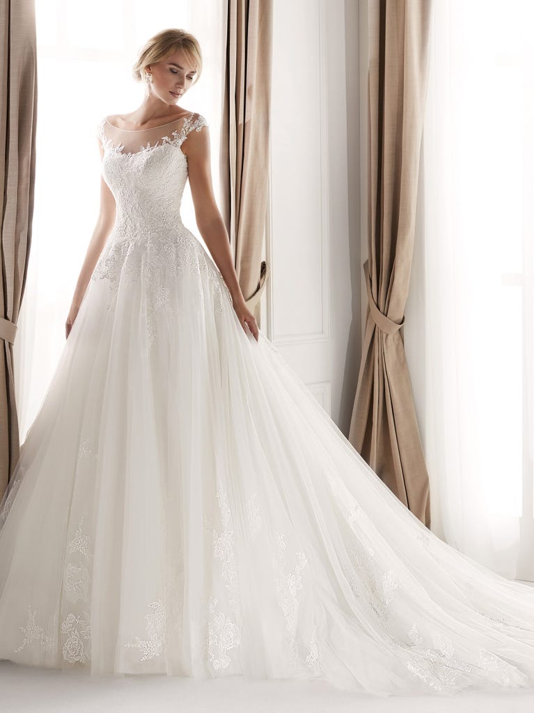 Fit & flare champagne tulle wedding dress with off-white guipure lace floral designs. The rounded neckline with tattoo-effect lace is highlighted with a refined, romantic 3D flower on the shoulder.