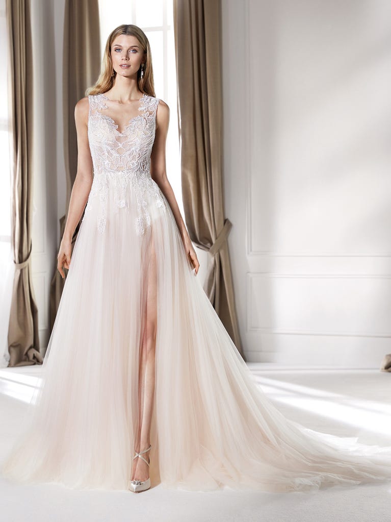 Charming mermaid dress in tulle and chantilly lace. The soft, tulle voile sleeves float like wings!