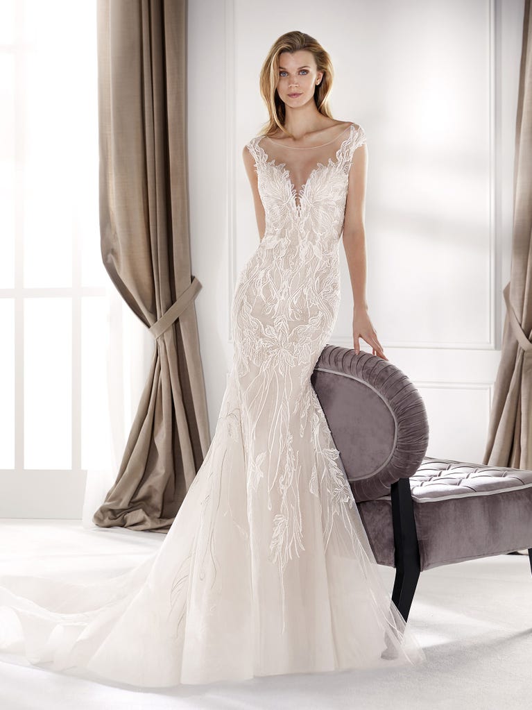 Charming mermaid dress in tulle and chantilly lace. The soft, tulle voile sleeves float like wings!