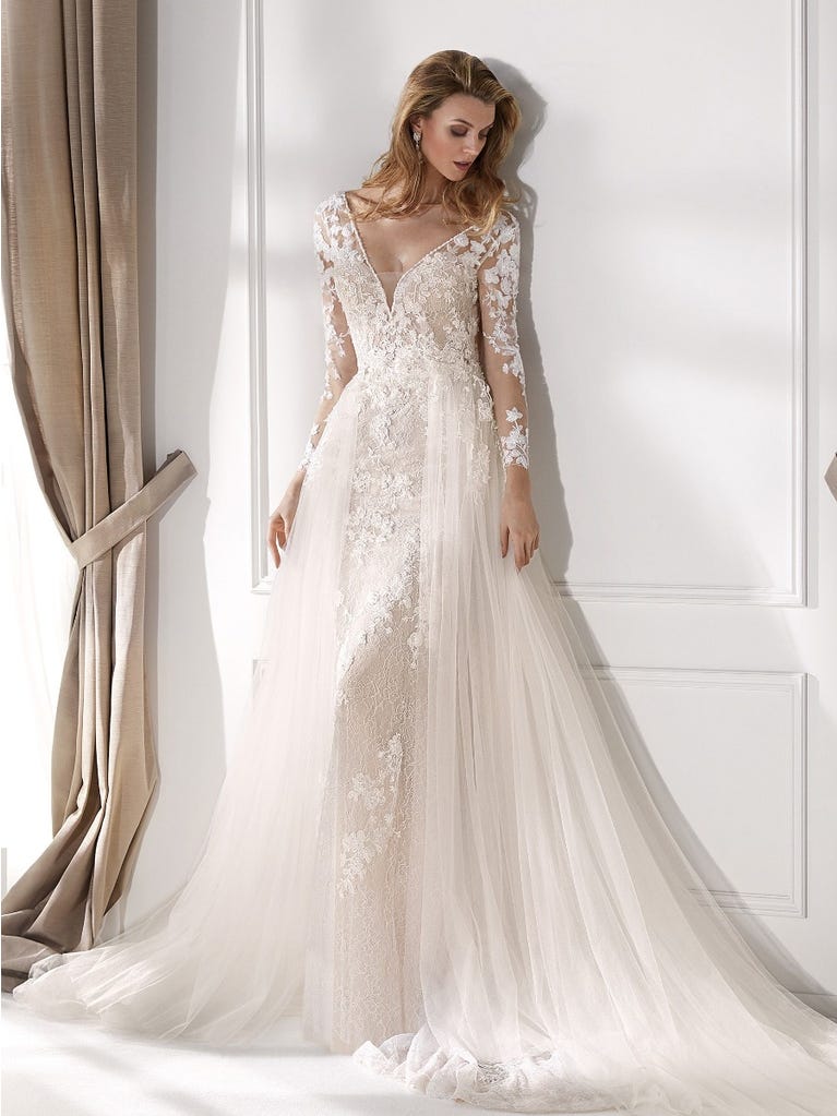 Charming mermaid dress in tulle and chantilly lace. The soft, tulle voile sleeves float like wings!