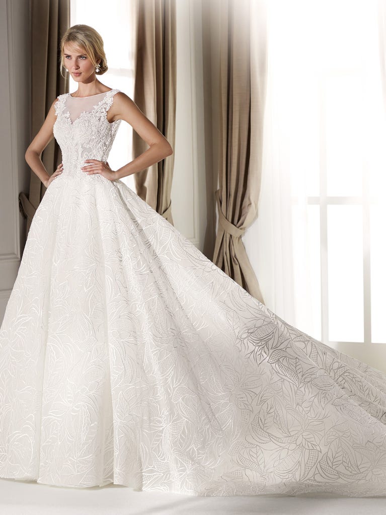 Fit & flare champagne tulle wedding dress with off-white guipure lace floral designs. The rounded neckline with tattoo-effect lace is highlighted with a refined, romantic 3D flower on the shoulder.