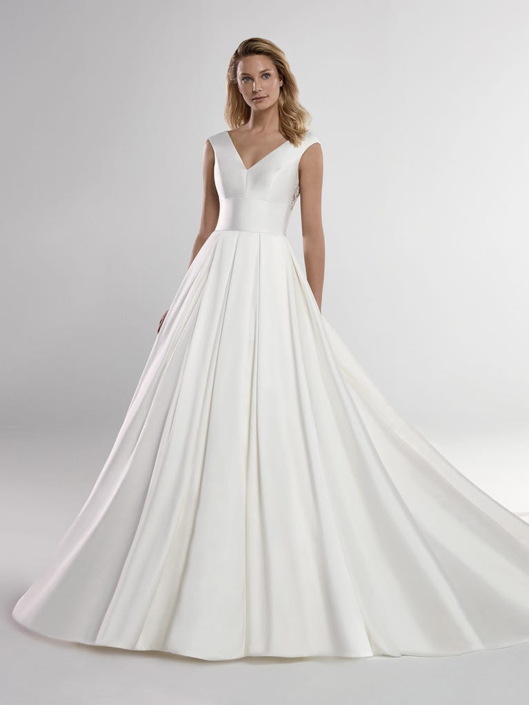 Fit & flare champagne tulle wedding dress with off-white guipure lace floral designs. The rounded neckline with tattoo-effect lace is highlighted with a refined, romantic 3D flower on the shoulder.