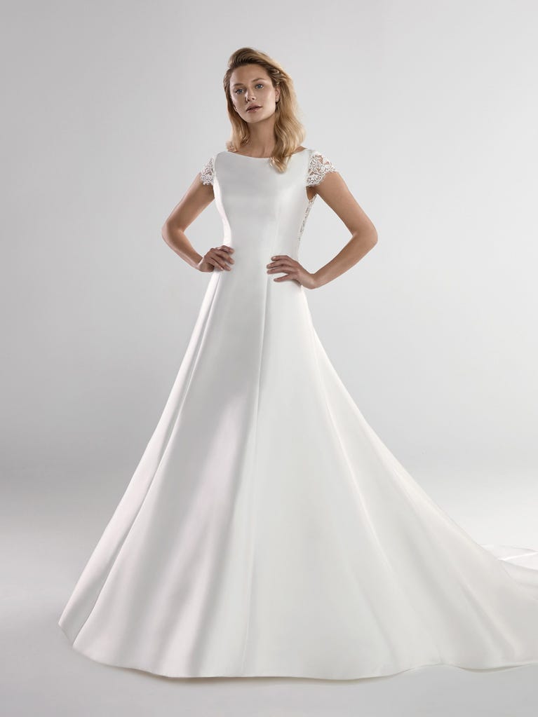 Fit & flare champagne tulle wedding dress with off-white guipure lace floral designs. The rounded neckline with tattoo-effect lace is highlighted with a refined, romantic 3D flower on the shoulder.