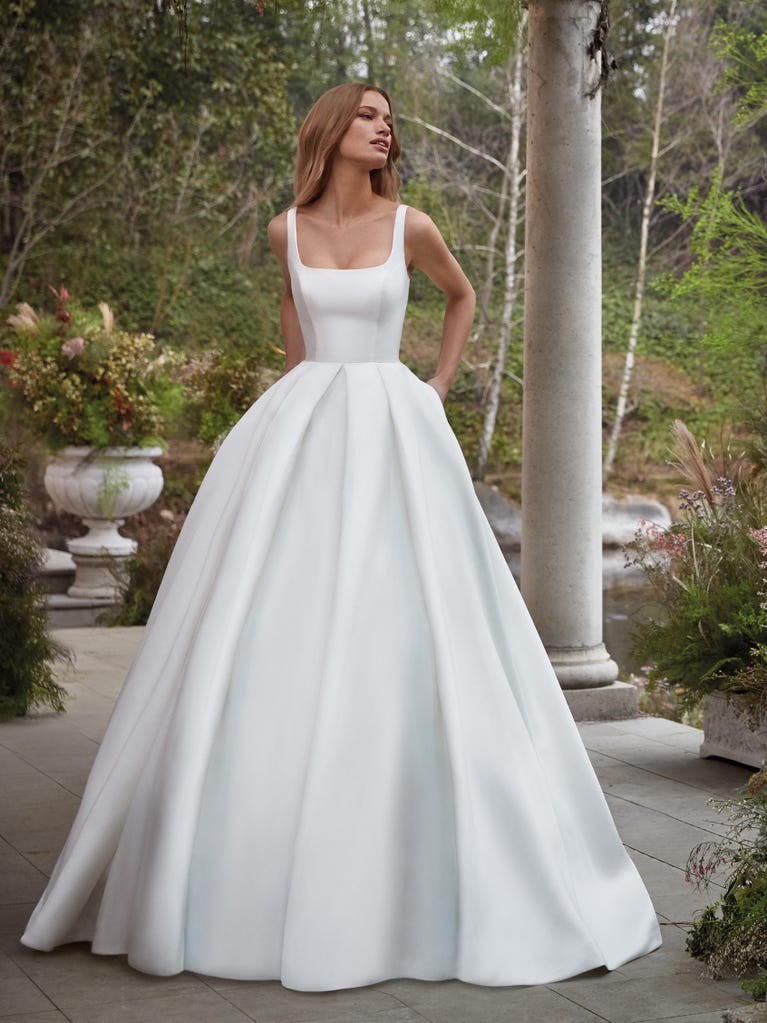 Tulle wedding dress with sleeveless bodice and sweetheart neckline. The embroidered lace creates a fabulous 3D effect, and the removable sleeves will look perfect during the ceremony.
