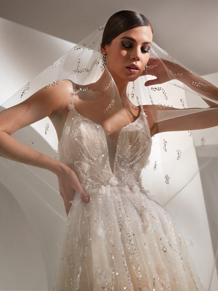 Flared wedding dress with voluminous yet lightweight tulle skirt with lace embroidered with floral motifs. For brides who dream of a romantic, feminine dress to say “I do.”