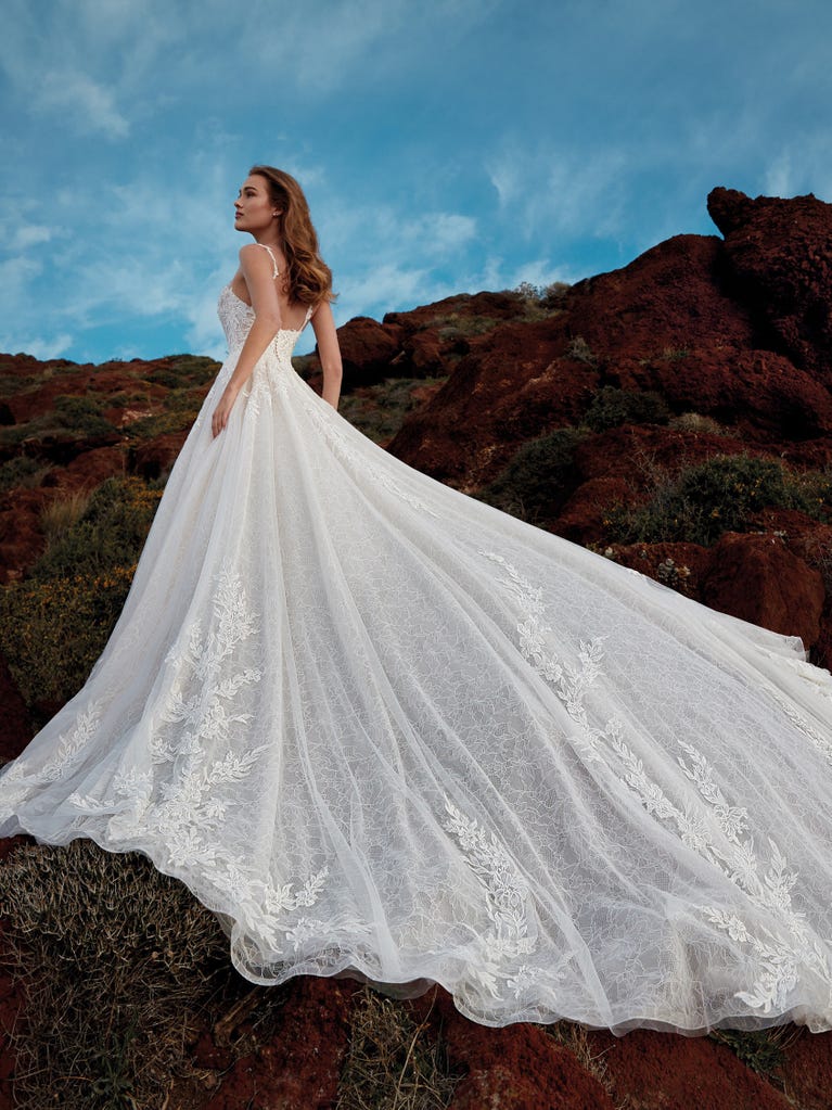 Charming mermaid dress in tulle and chantilly lace. The soft, tulle voile sleeves float like wings!
