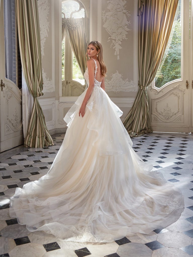 Tulle wedding dress with sleeveless bodice and sweetheart neckline. The embroidered lace creates a fabulous 3D effect, and the removable sleeves will look perfect during the ceremony.