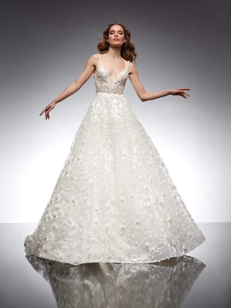 Sofisticado vestido en mikado con la sobrefalda más fabulosa en voile de tul y encaje macro. ¡La magia de la elegancia!