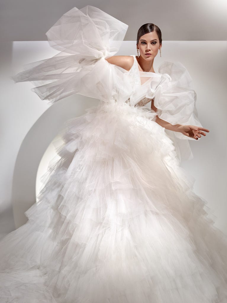 Tulle wedding dress with sleeveless bodice and sweetheart neckline. The embroidered lace creates a fabulous 3D effect, and the removable sleeves will look perfect during the ceremony.