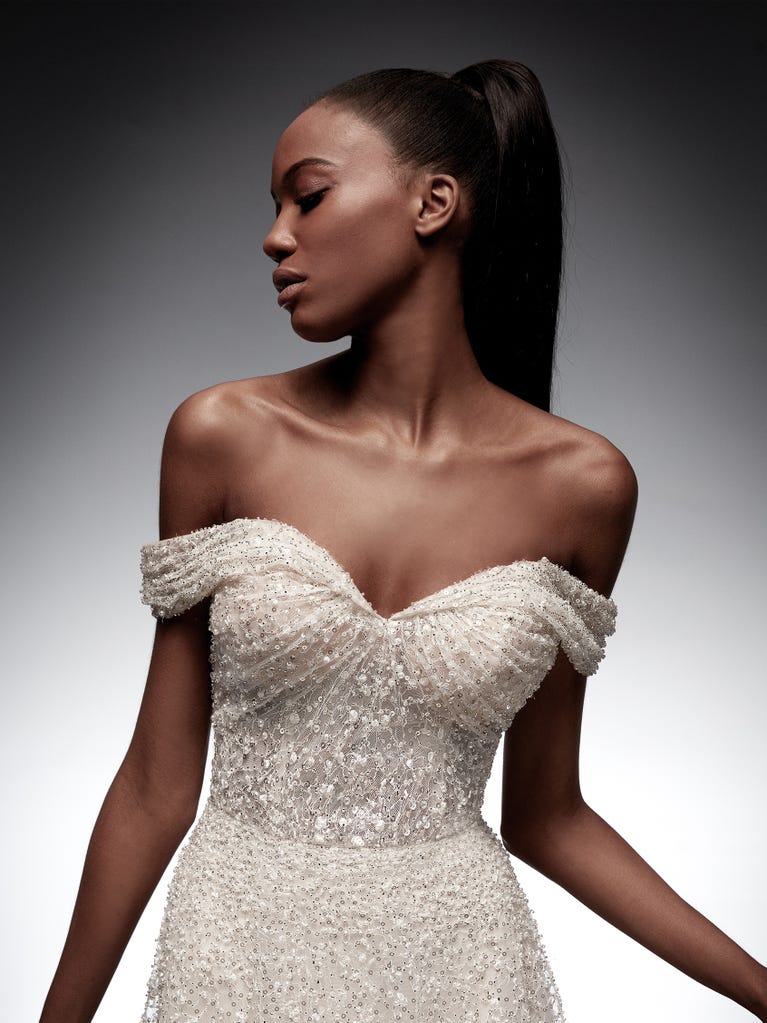Sofisticado vestido en mikado con la sobrefalda más fabulosa en voile de tul y encaje macro. ¡La magia de la elegancia!