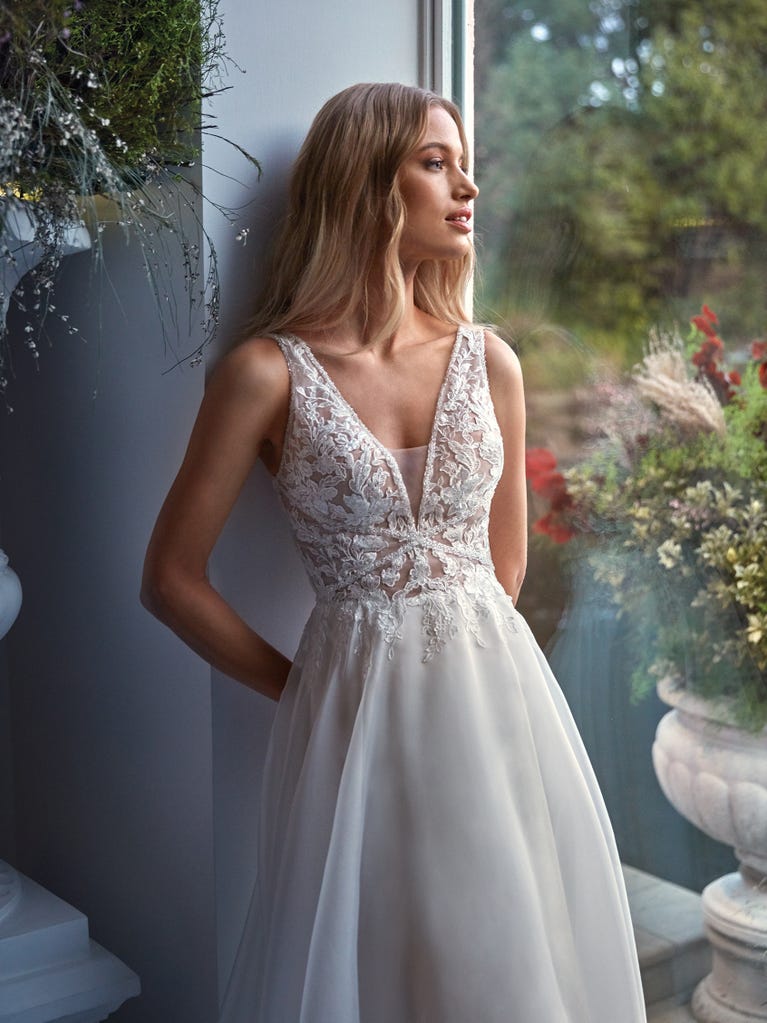 Sofisticado vestido en mikado con la sobrefalda más fabulosa en voile de tul y encaje macro. ¡La magia de la elegancia!