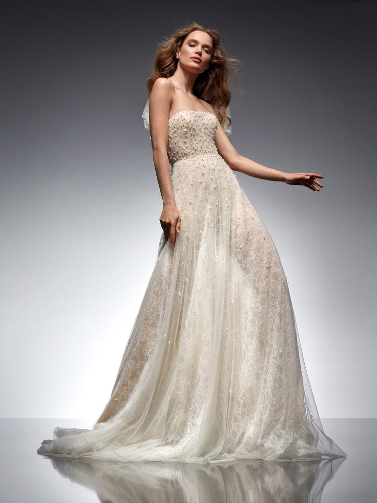 Sofisticado vestido en mikado con la sobrefalda más fabulosa en voile de tul y encaje macro. ¡La magia de la elegancia!