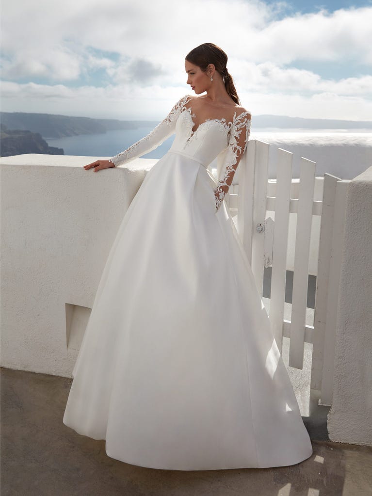 Tulle wedding dress with sleeveless bodice and sweetheart neckline. The embroidered lace creates a fabulous 3D effect, and the removable sleeves will look perfect during the ceremony.