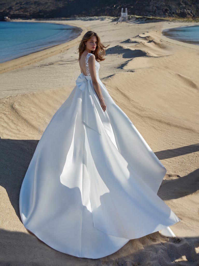 Tulle wedding dress with sleeveless bodice and sweetheart neckline. The embroidered lace creates a fabulous 3D effect, and the removable sleeves will look perfect during the ceremony.