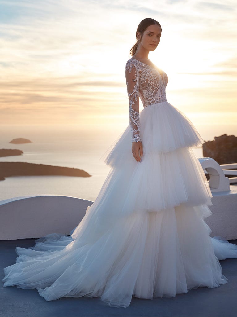 Sofisticado vestido en mikado con la sobrefalda más fabulosa en voile de tul y encaje macro. ¡La magia de la elegancia!