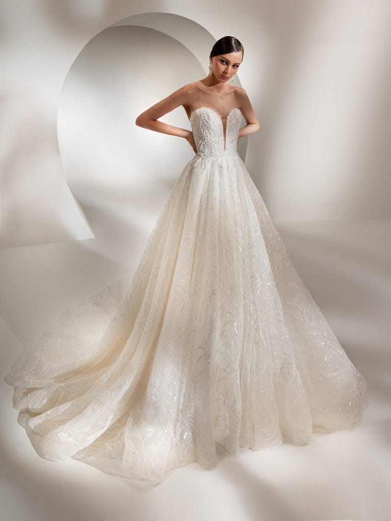 Tulle wedding dress with sleeveless bodice and sweetheart neckline. The embroidered lace creates a fabulous 3D effect, and the removable sleeves will look perfect during the ceremony.