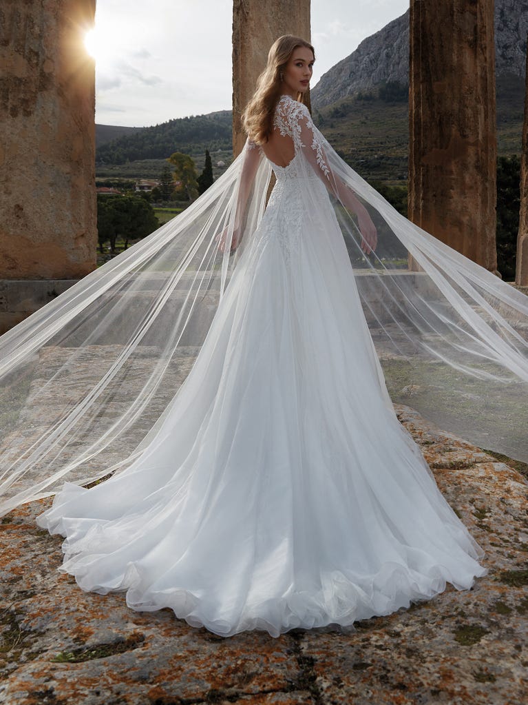 Charming mermaid dress in tulle and chantilly lace. The soft, tulle voile sleeves float like wings!