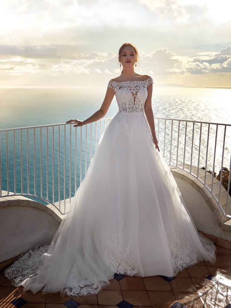 Tulle wedding dress with sleeveless bodice and sweetheart neckline. The embroidered lace creates a fabulous 3D effect, and the removable sleeves will look perfect during the ceremony.