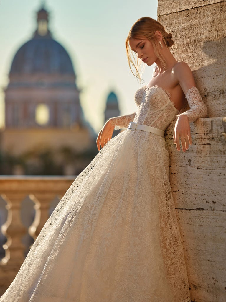 Tulle wedding dress with sleeveless bodice and sweetheart neckline. The embroidered lace creates a fabulous 3D effect, and the removable sleeves will look perfect during the ceremony.