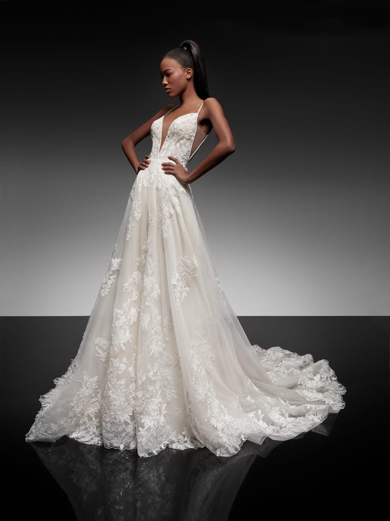 Sofisticado vestido en mikado con la sobrefalda más fabulosa en voile de tul y encaje macro. ¡La magia de la elegancia!
