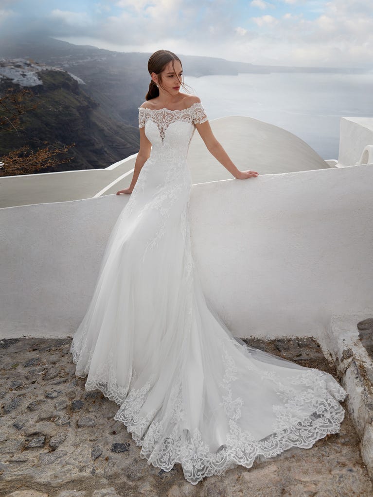 Sofisticado vestido en mikado con la sobrefalda más fabulosa en voile de tul y encaje macro. ¡La magia de la elegancia!