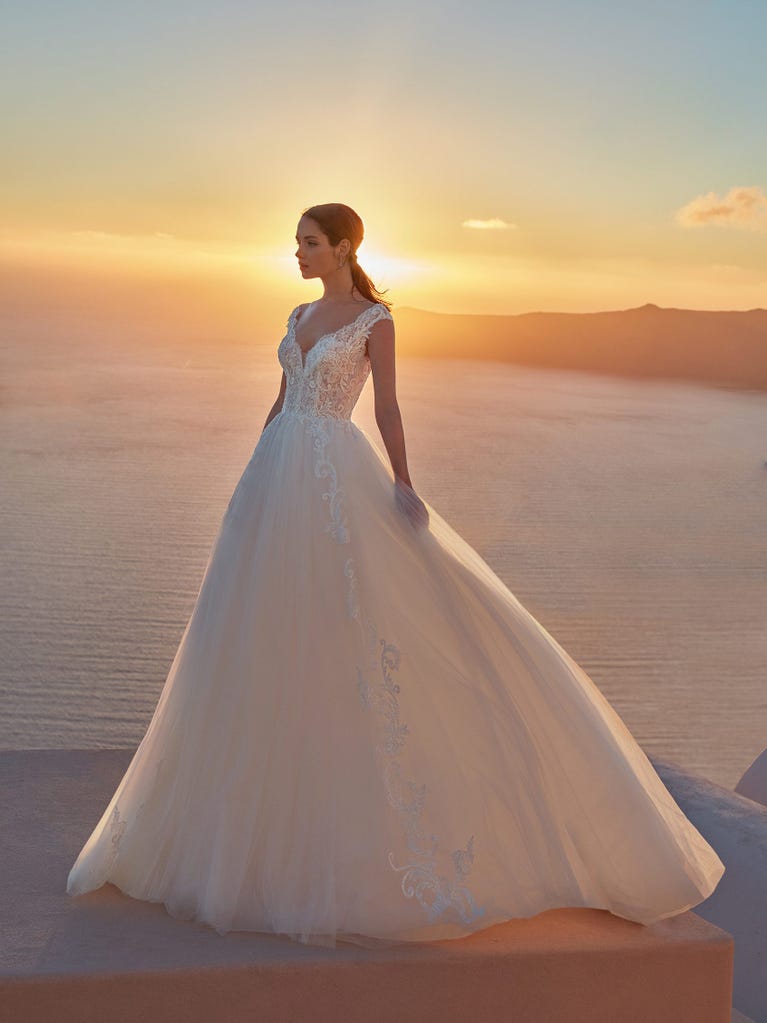 Tulle wedding dress with sleeveless bodice and sweetheart neckline. The embroidered lace creates a fabulous 3D effect, and the removable sleeves will look perfect during the ceremony.