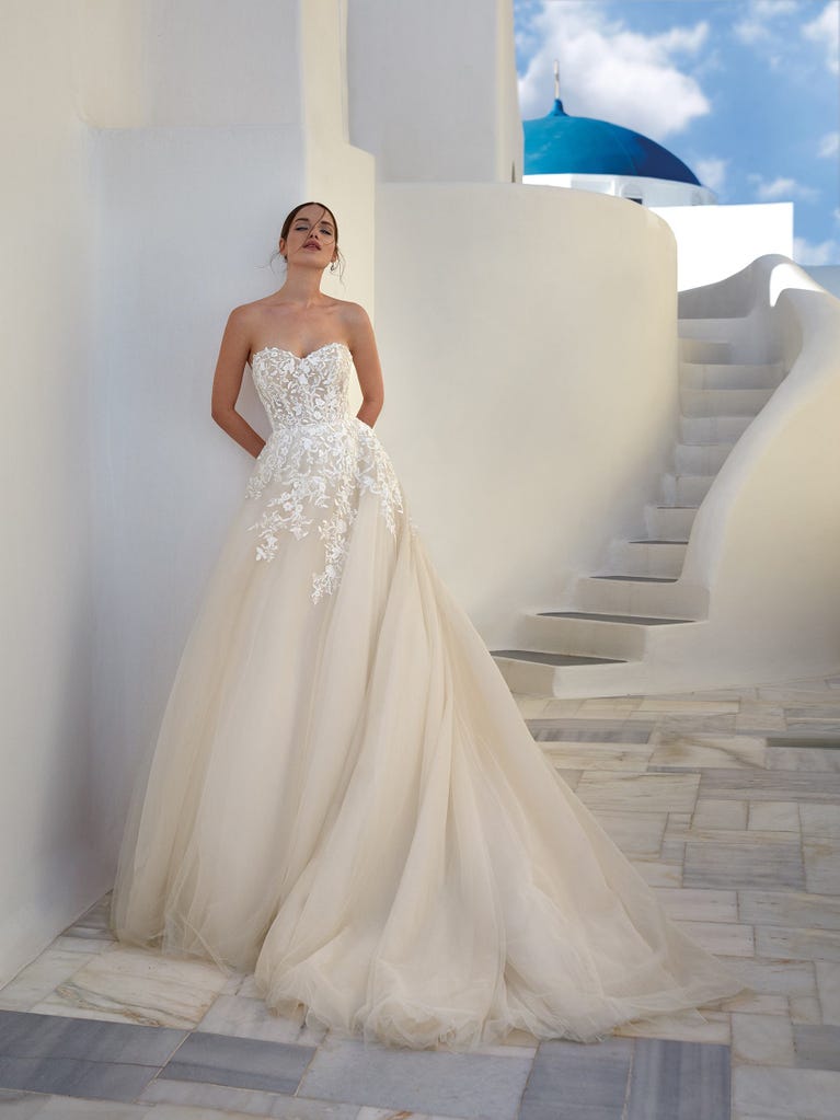 Tulle wedding dress with sleeveless bodice and sweetheart neckline. The embroidered lace creates a fabulous 3D effect, and the removable sleeves will look perfect during the ceremony.