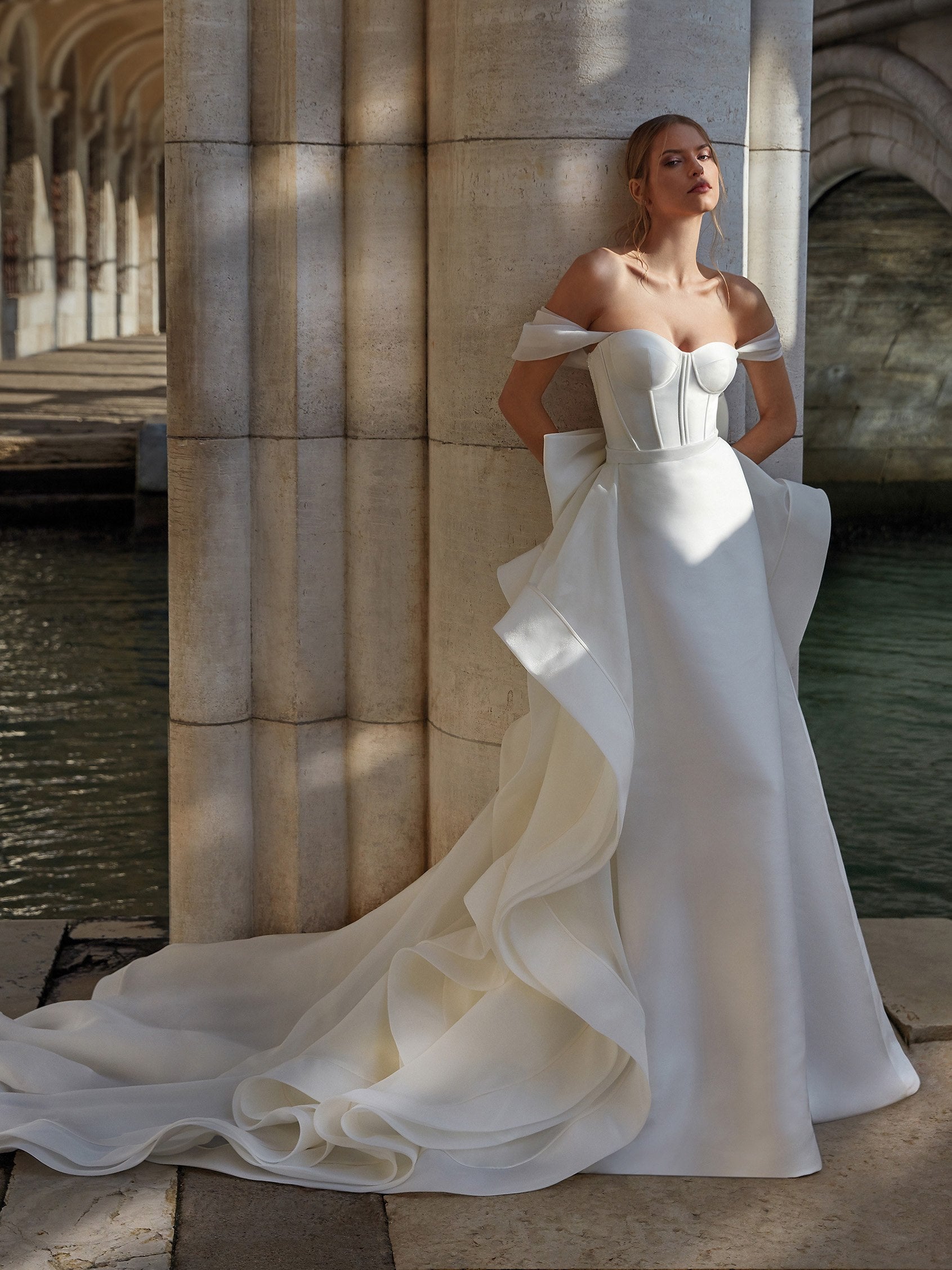 Robes de Mari e Sensuelle Nicole Milano