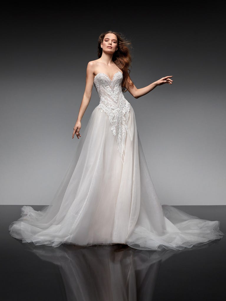Sofisticado vestido en mikado con la sobrefalda más fabulosa en voile de tul y encaje macro. ¡La magia de la elegancia!