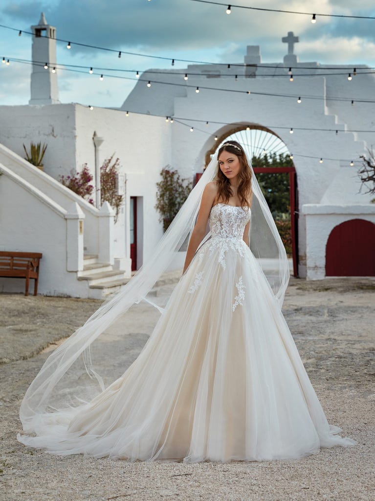Tulle wedding dress with sleeveless bodice and sweetheart neckline. The embroidered lace creates a fabulous 3D effect, and the removable sleeves will look perfect during the ceremony.