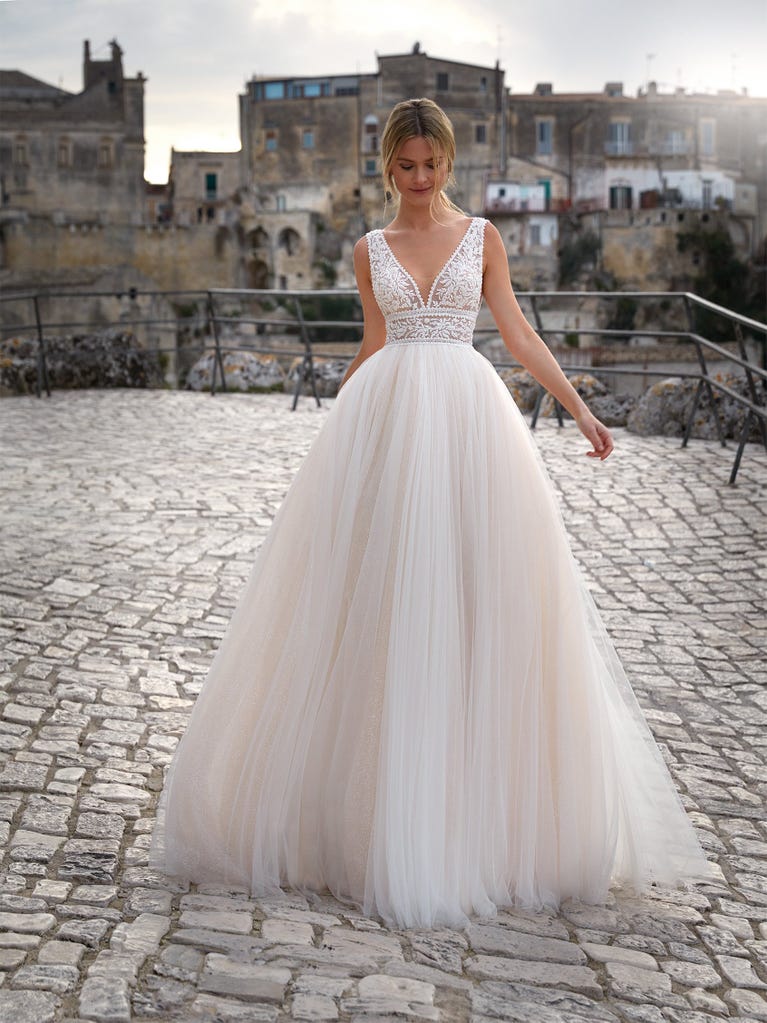 Sofisticado vestido en mikado con la sobrefalda más fabulosa en voile de tul y encaje macro. ¡La magia de la elegancia!