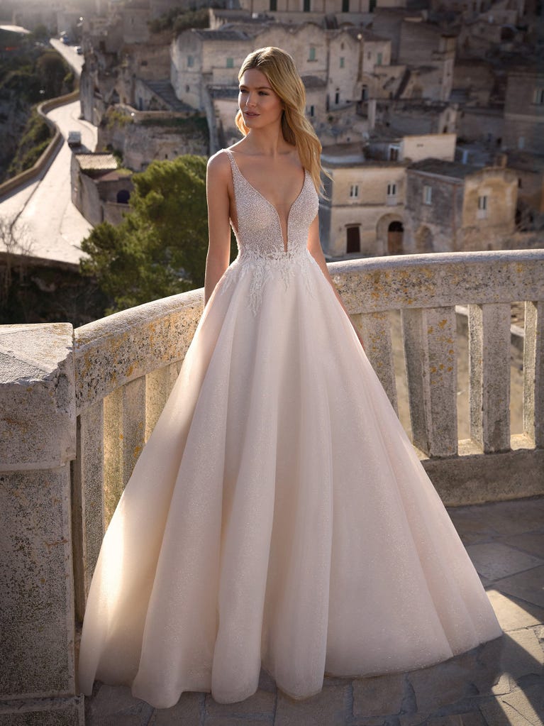 Sofisticado vestido en mikado con la sobrefalda más fabulosa en voile de tul y encaje macro. ¡La magia de la elegancia!