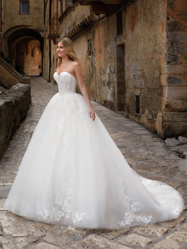 Tulle wedding dress with sleeveless bodice and sweetheart neckline. The embroidered lace creates a fabulous 3D effect, and the removable sleeves will look perfect during the ceremony.