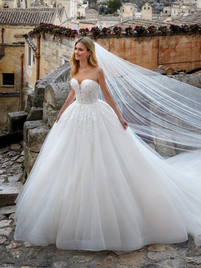 Tulle wedding dress with sleeveless bodice and sweetheart neckline. The embroidered lace creates a fabulous 3D effect, and the removable sleeves will look perfect during the ceremony.