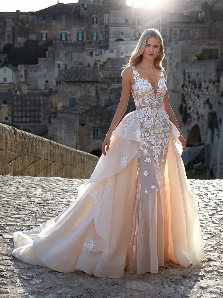 Charming mermaid dress in tulle and chantilly lace. The soft, tulle voile sleeves float like wings!
