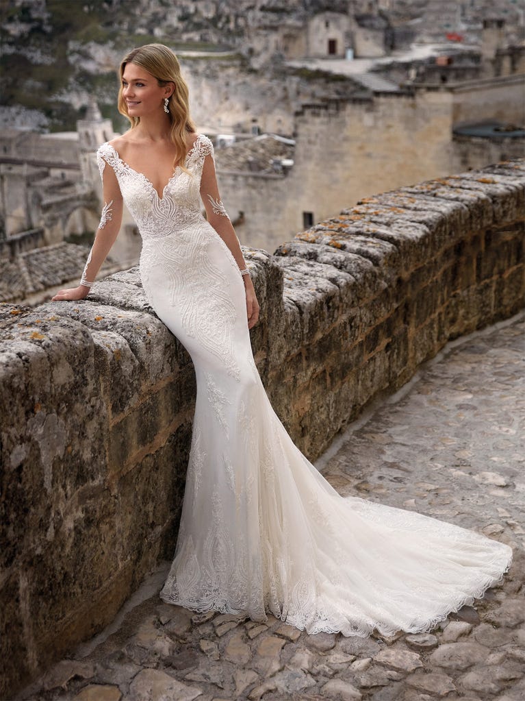 Charming mermaid dress in tulle and chantilly lace. The soft, tulle voile sleeves float like wings!