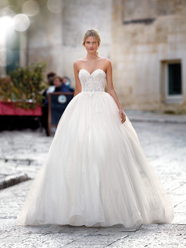 Tulle wedding dress with sleeveless bodice and sweetheart neckline. The embroidered lace creates a fabulous 3D effect, and the removable sleeves will look perfect during the ceremony.