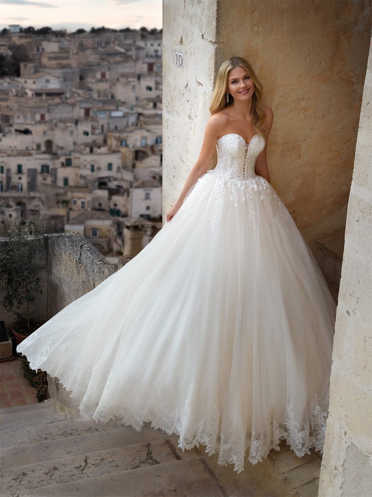 Tulle wedding dress with sleeveless bodice and sweetheart neckline. The embroidered lace creates a fabulous 3D effect, and the removable sleeves will look perfect during the ceremony.
