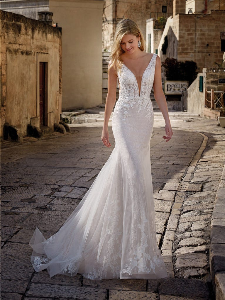 Charming mermaid dress in tulle and chantilly lace. The soft, tulle voile sleeves float like wings!