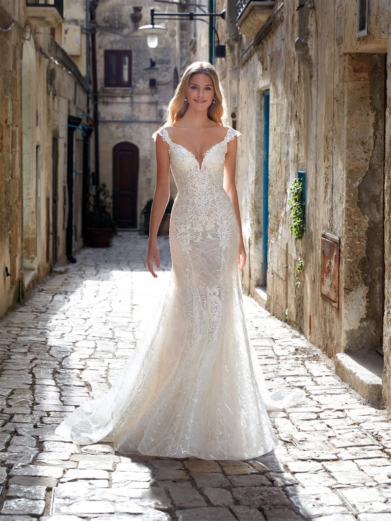 Charming mermaid dress in tulle and chantilly lace. The soft, tulle voile sleeves float like wings!