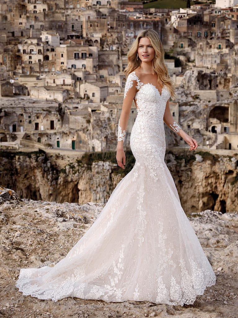Charming mermaid dress in tulle and chantilly lace. The soft, tulle voile sleeves float like wings!