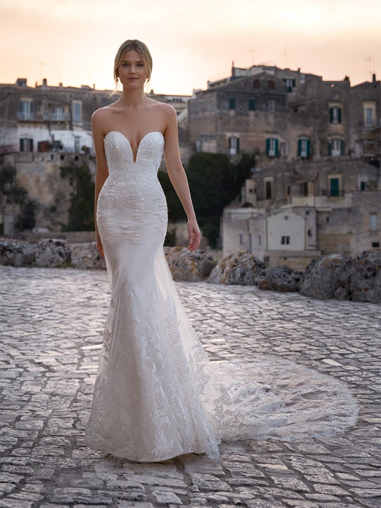 Charming mermaid dress in tulle and chantilly lace. The soft, tulle voile sleeves float like wings!