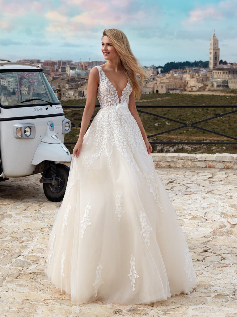 Sofisticado vestido en mikado con la sobrefalda más fabulosa en voile de tul y encaje macro. ¡La magia de la elegancia!