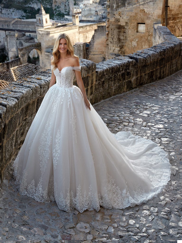 Tulle wedding dress with sleeveless bodice and sweetheart neckline. The embroidered lace creates a fabulous 3D effect, and the removable sleeves will look perfect during the ceremony.