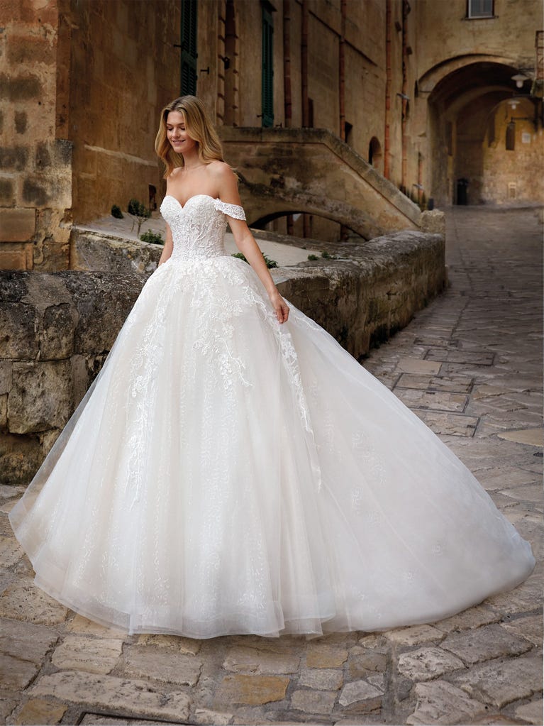 Tulle wedding dress with sleeveless bodice and sweetheart neckline. The embroidered lace creates a fabulous 3D effect, and the removable sleeves will look perfect during the ceremony.