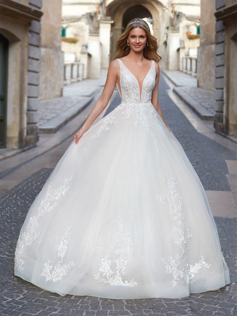 Tulle wedding dress with sleeveless bodice and sweetheart neckline. The embroidered lace creates a fabulous 3D effect, and the removable sleeves will look perfect during the ceremony.