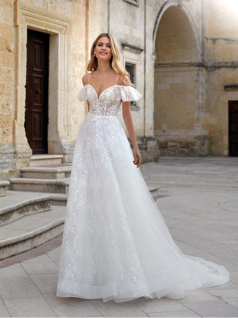 Sofisticado vestido en mikado con la sobrefalda más fabulosa en voile de tul y encaje macro. ¡La magia de la elegancia!